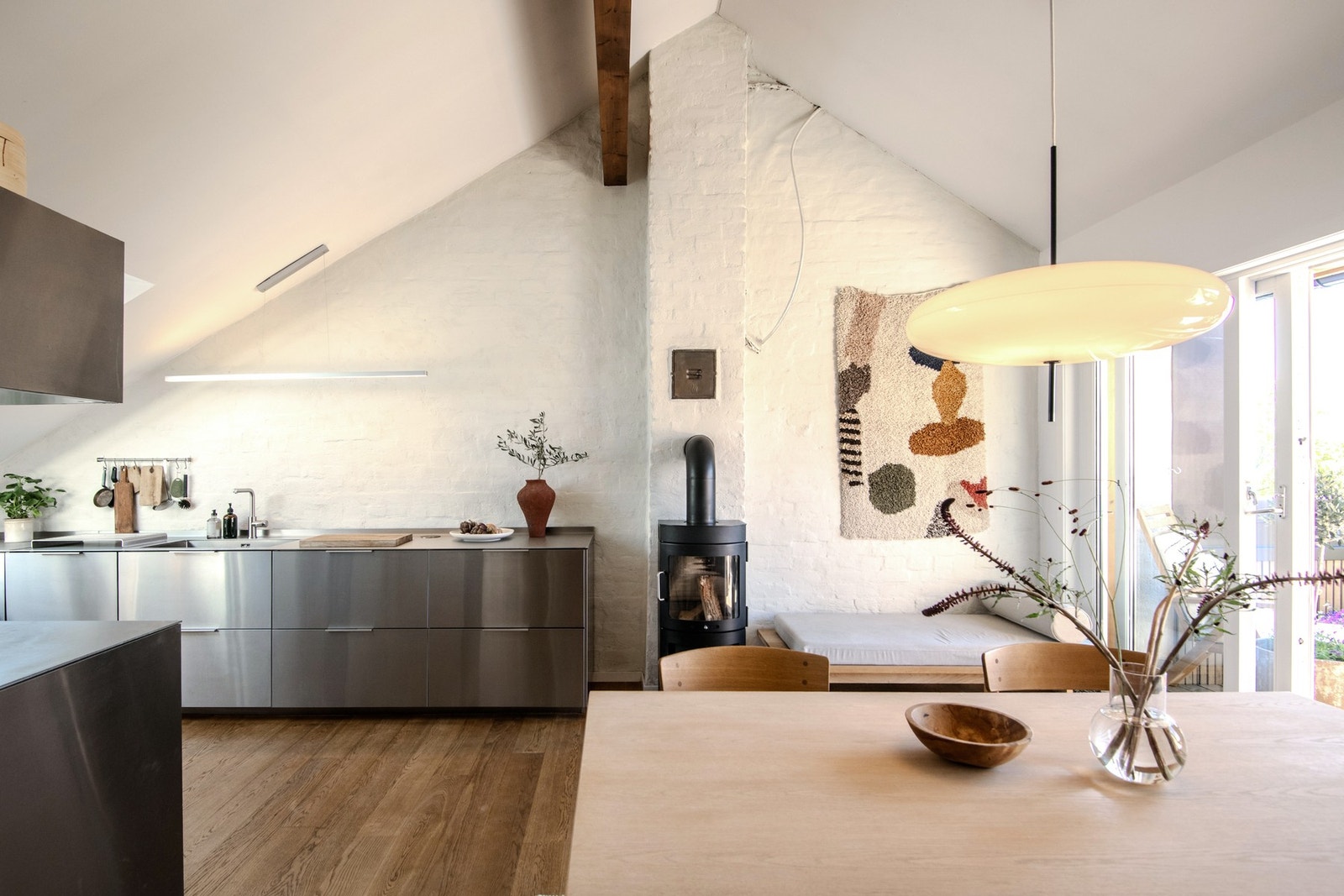 Spisestuen er boligens naturlige samlingspunkt og ligger i åpen løsning mot kjøkkenet. Galleribilde