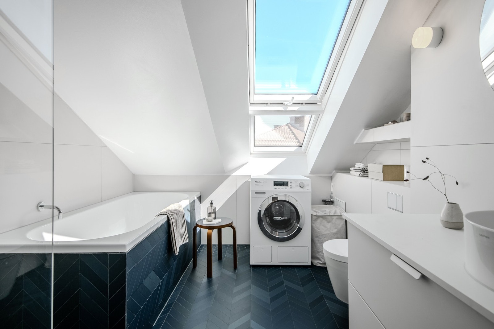 Baderommet ble smakfullt oppgradert i 2018 som en del av en gjennomgående rehabilitering av hele leiligheteten. Galleribilde