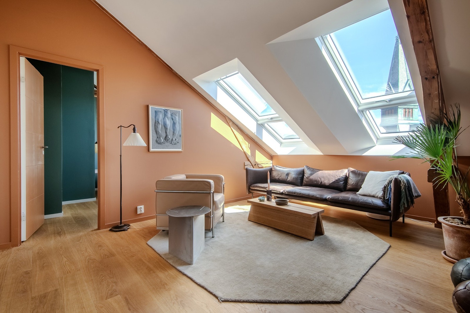 Stuen fungerer utmerket som en tilbaketrukket tv-stue eller et avslappende oppholdsrom. Galleribilde