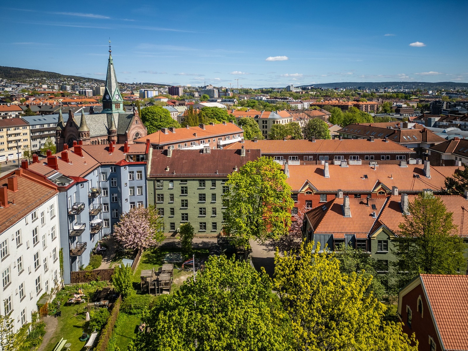 Boligen er beliggende i et populært og ettertraktet borettslag i hjertet av Sagene. Galleribilde