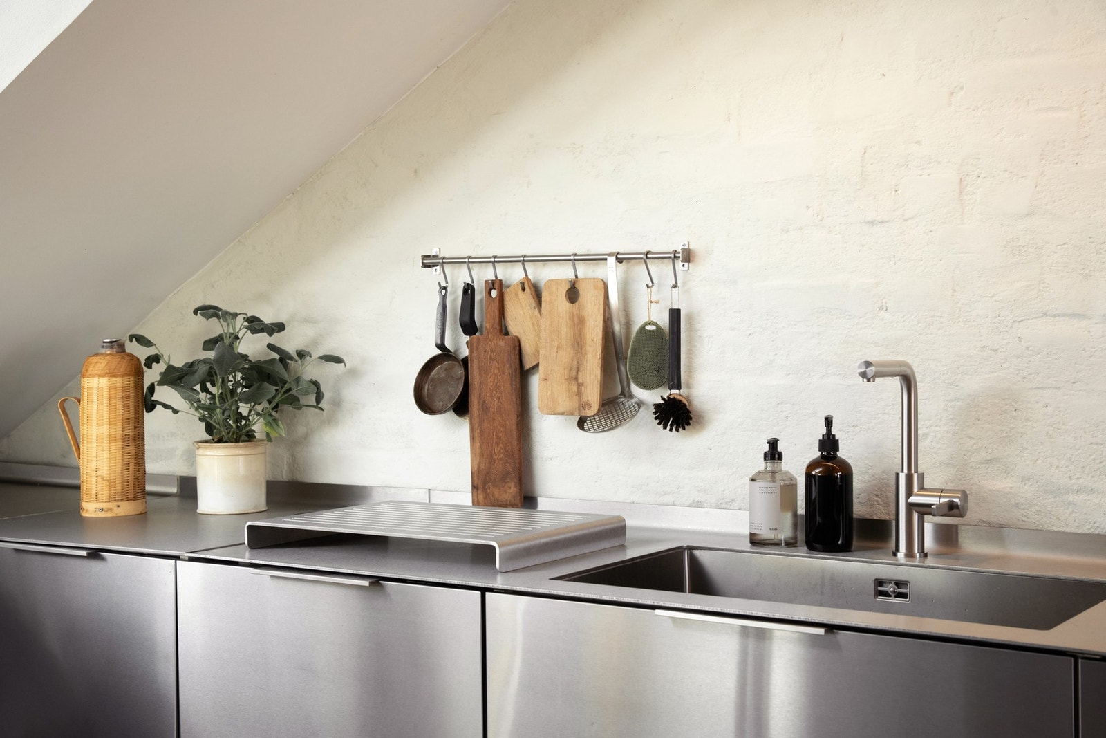 Det er integrert hvitevarer av høy kvalitet, herunder induksjonstopp, stekeovn, kjøleskuffer, oppvaskmaskin, samt fryseskap og ventilator. Galleribilde