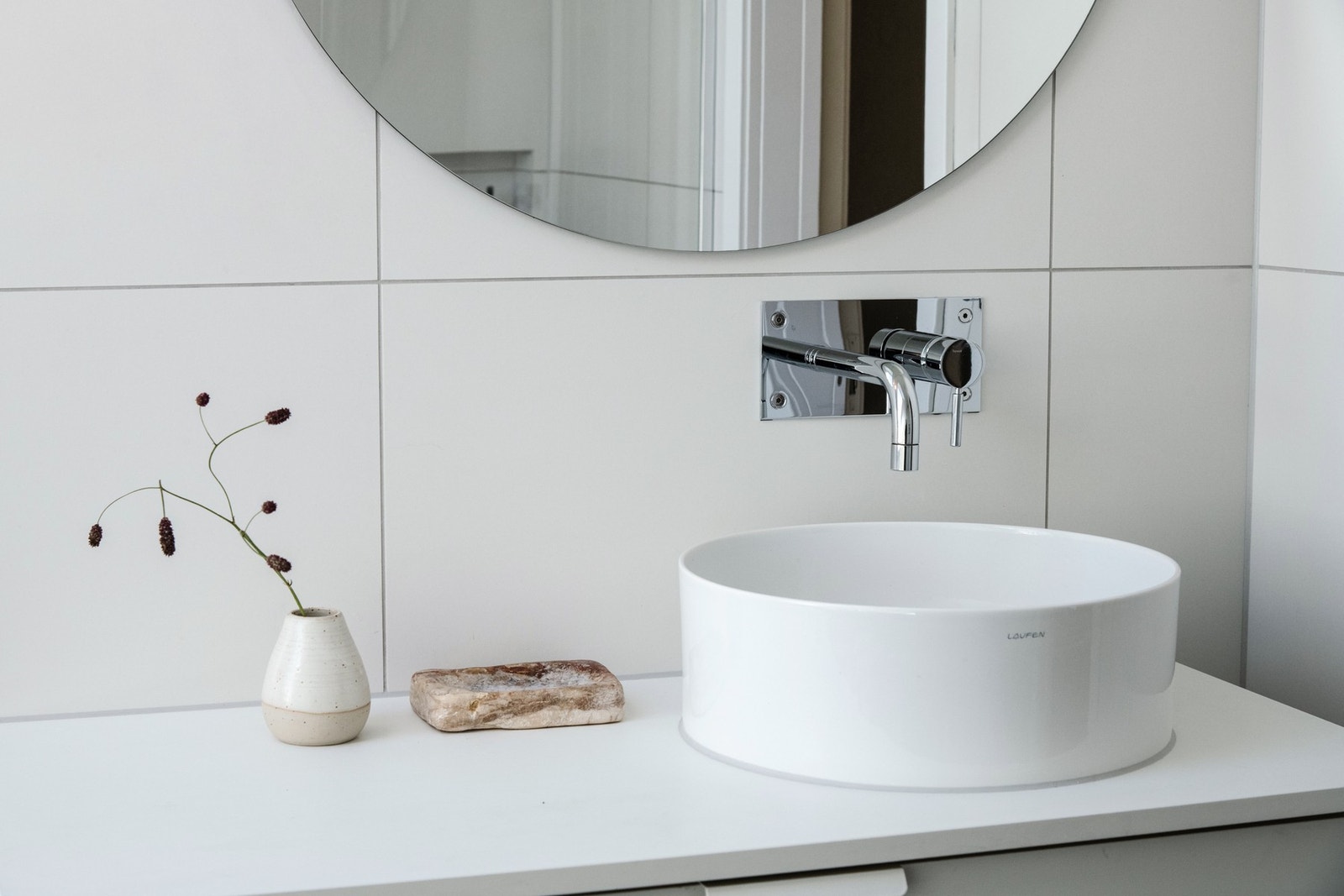 Innredningen består av et stilrent servantskap med glatte fronter og en heldekkende benkeplate med overmontert servant. Galleribilde