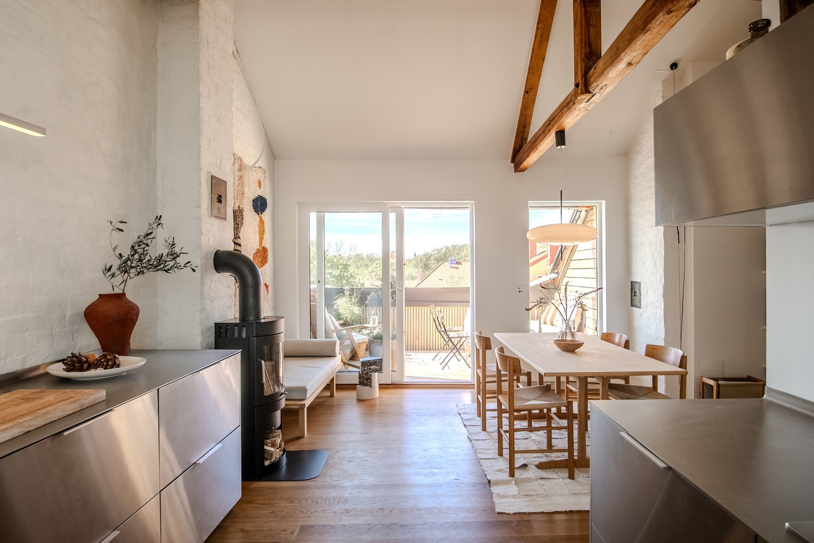 Kjøkkenet er praktisk utformet i en U-løsning som gir svært god skap- og benkeplass, samtidig som det har en åpen og sosial tilknytning til spisestuen. Galleribilde