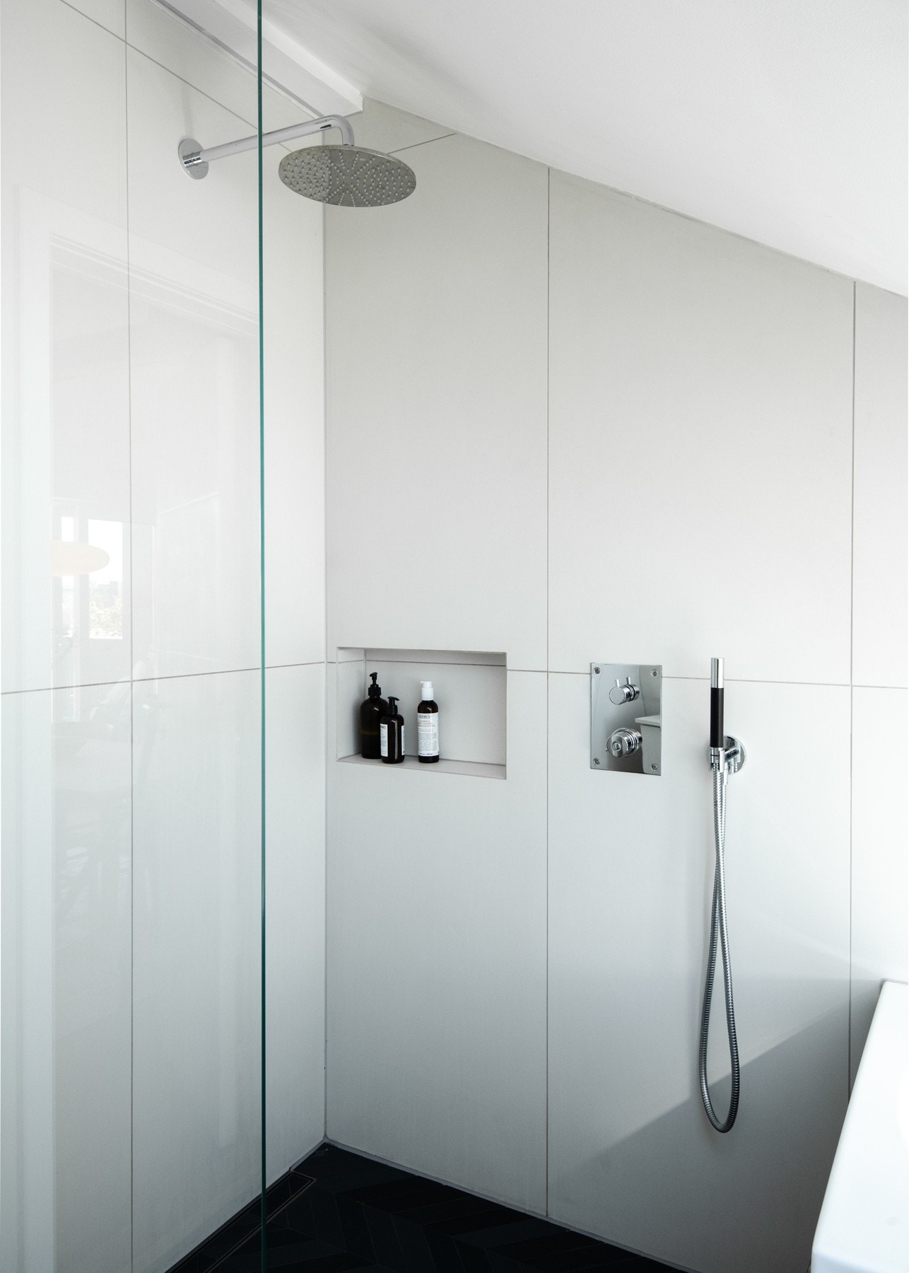Badet har en dusjnisje med hånddusj, regndusj og en nisje for praktisk og delikat oppbevaring av dusjsåpene. Galleribilde