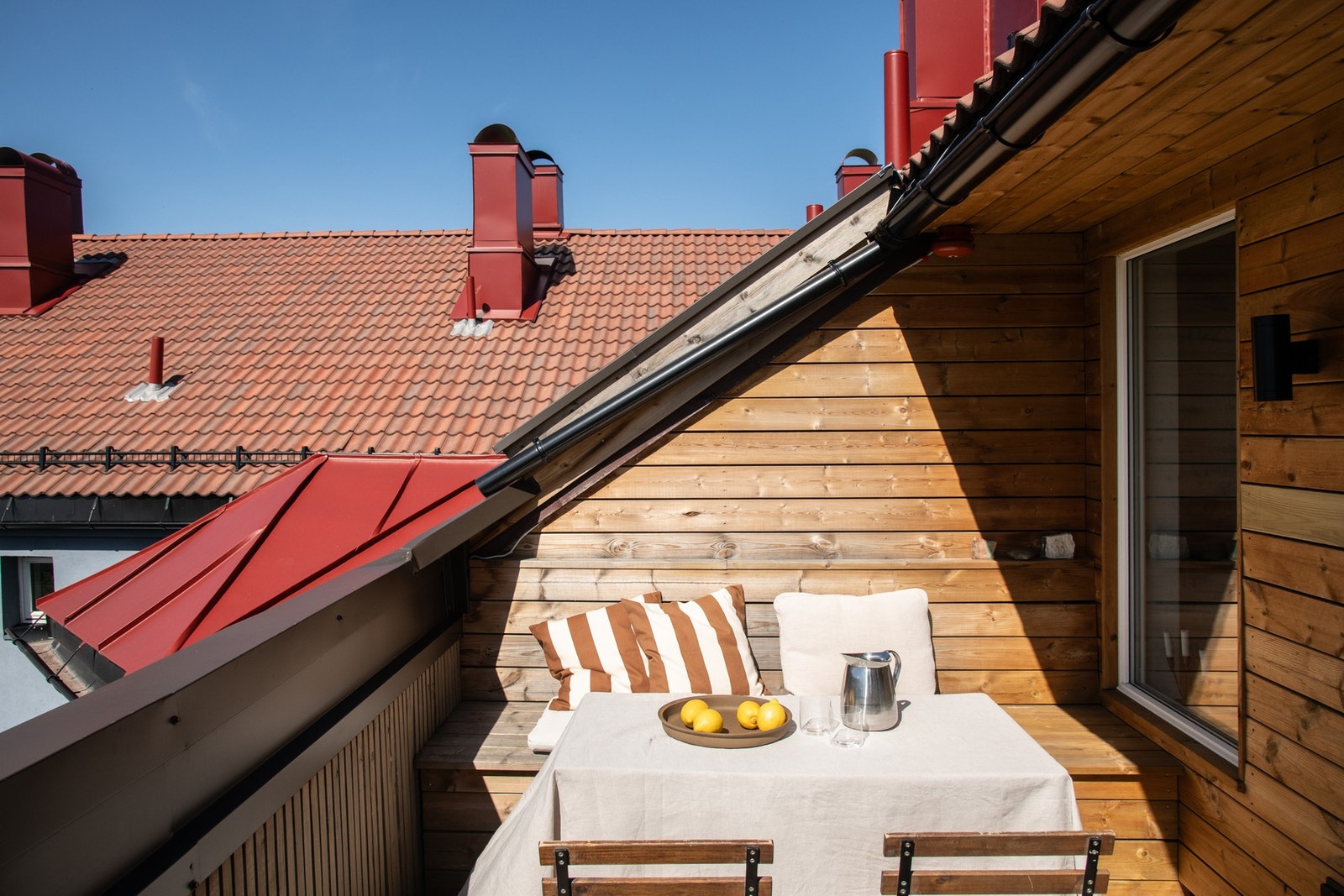 Terrassen ble oppgradert i 2023 med nytt terrassegulv, nye veggpaneler og en plassbygd sittebenk med integrert oppbevaring. Galleribilde