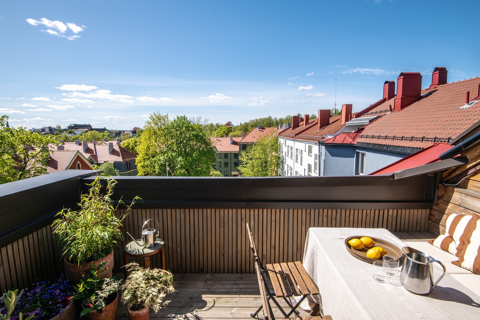 Her kan man nyte utsikten over byens taklandskap og omkringliggende grøntområder i fredelige og skjermede omgivelser. Galleribilde