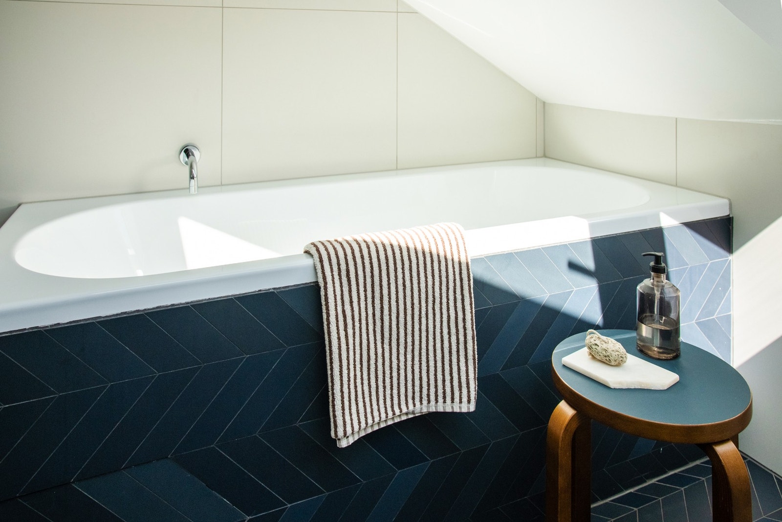 Flislagte lekre overflater fra Mutina bidrar til å gi badet et eksklusivt preg. Galleribilde