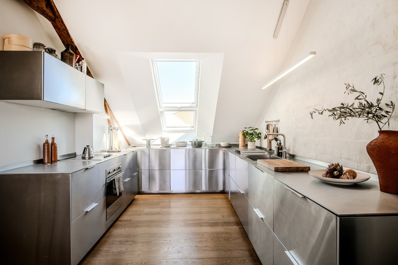 Boligen har et kjøkken som innbyr til matlaging og gode opplevelser - enten det er til hverdagens enkle måltider eller når man inviterer gjester. Galleribilde