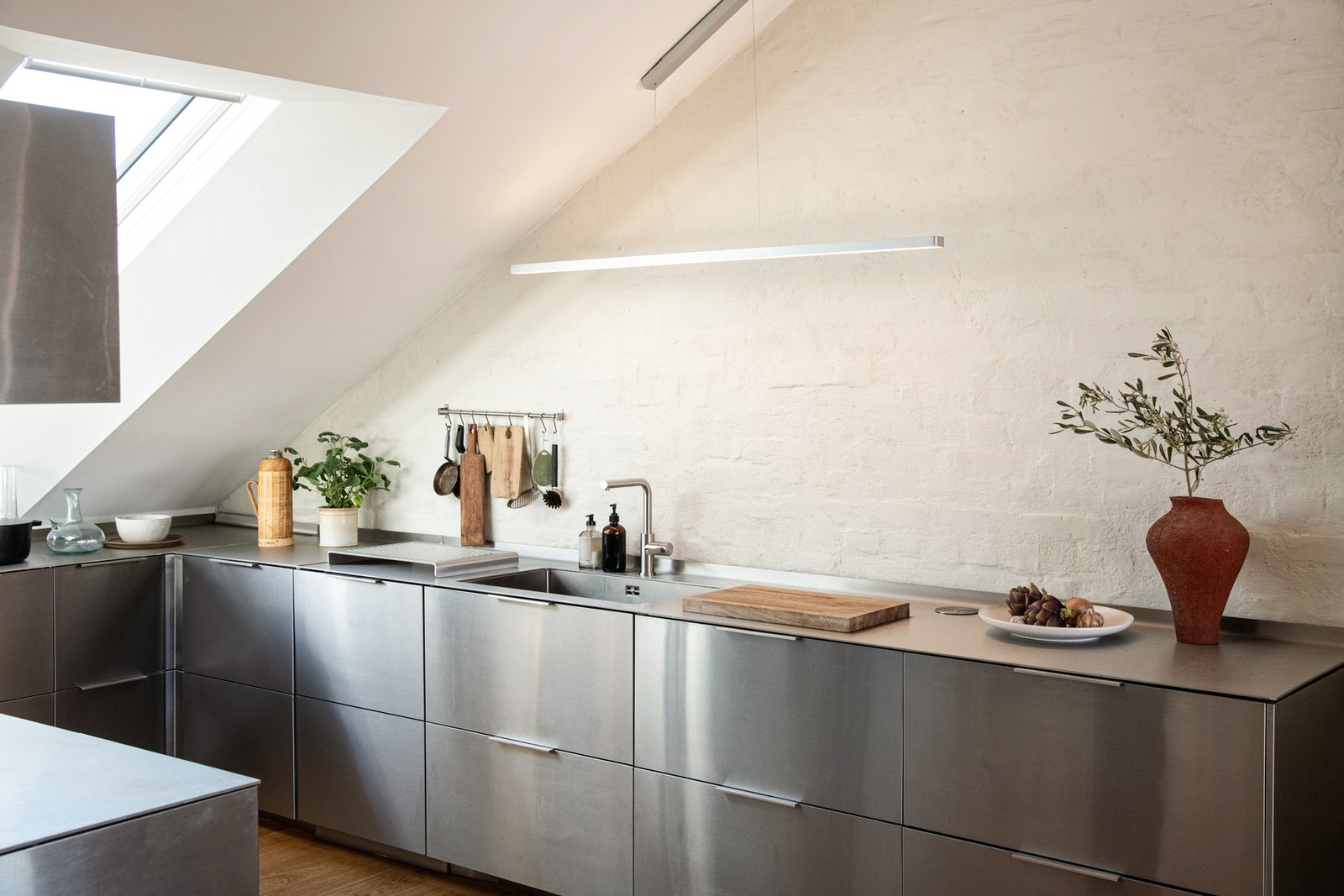 Det er satt inn et lekkert stålkjøkken med spesialtegnet benkeplate i 5mm massiv rustfritt stål. Galleribilde