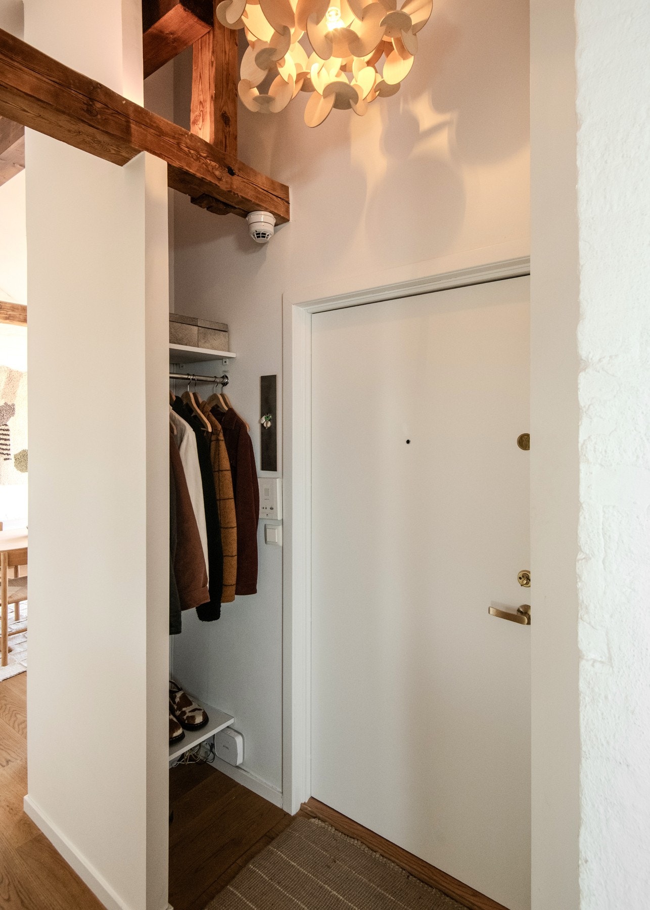 Allerede ved inngangsdøren får man et svært godt førsteinntrykk av boligen med flere kvaliteter. Galleribilde