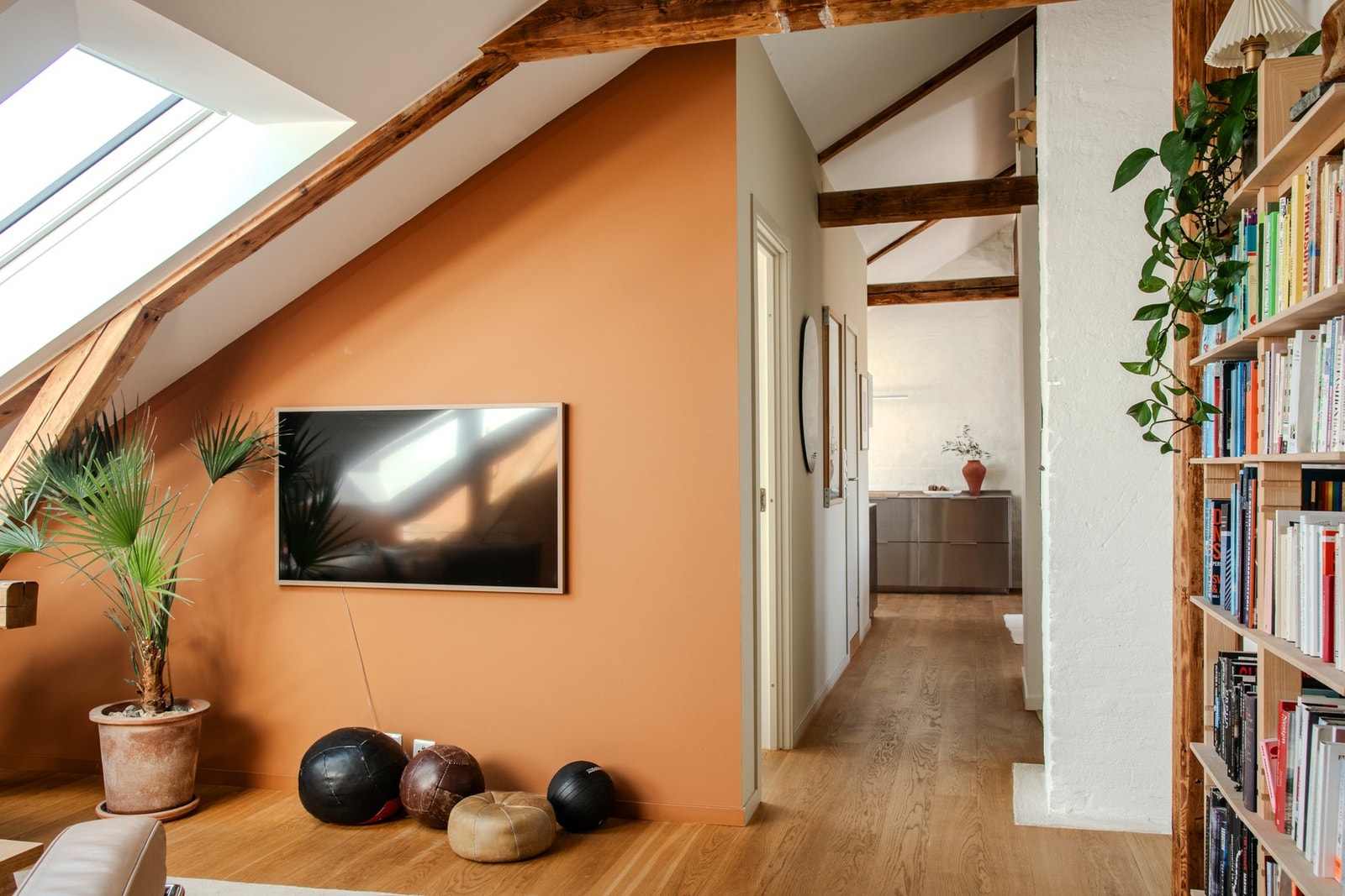 Boligen disponerer to stuer med ulike bruksområder. Den andre stuen ligger i motsatt ende av spisestuen. Galleribilde