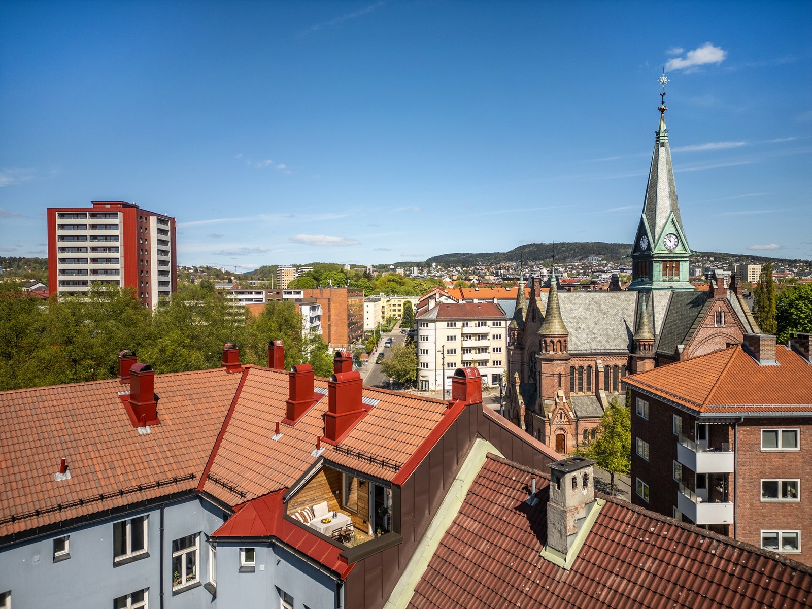 Fra boligen kan enestående utsikt over Oslofjorden, byen, Sagene kirke og det historiske Rivertske kvartal nytes. Galleribilde