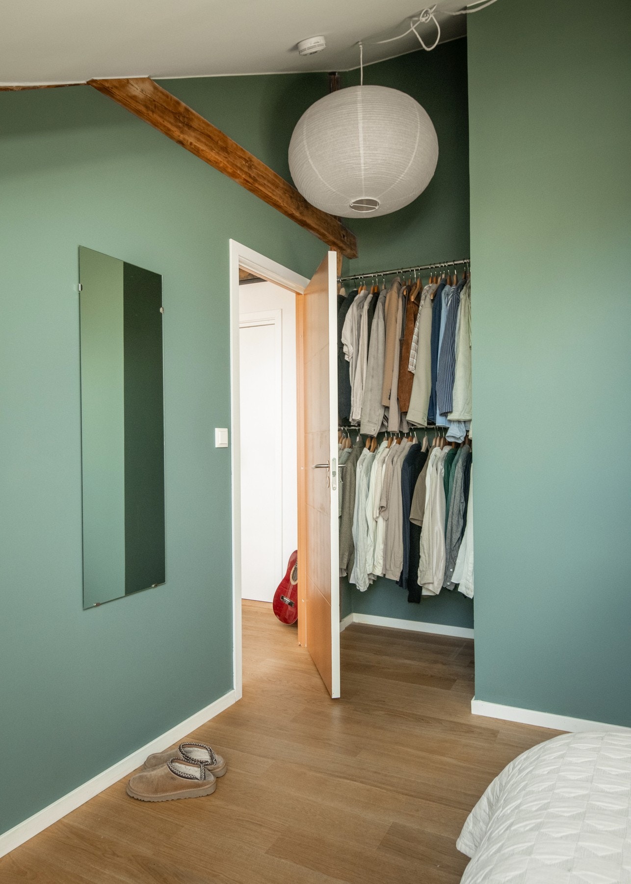 Hovedsoverommets størrelse gir plass til dobbeltseng, nattbord og garderobemøblement. Galleribilde