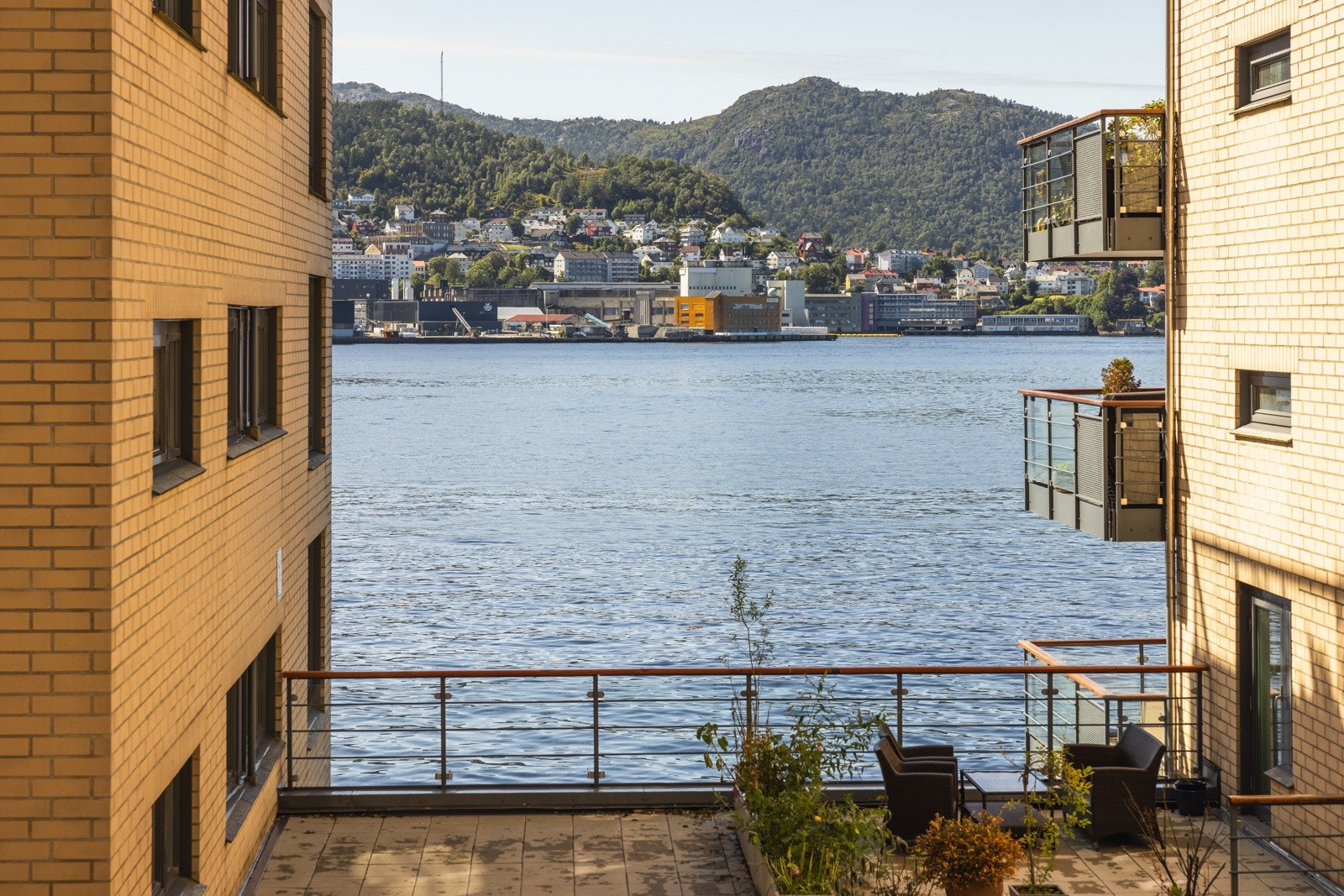 Balkongen har gode solforhold med en flott sjøutsikt. Galleribilde