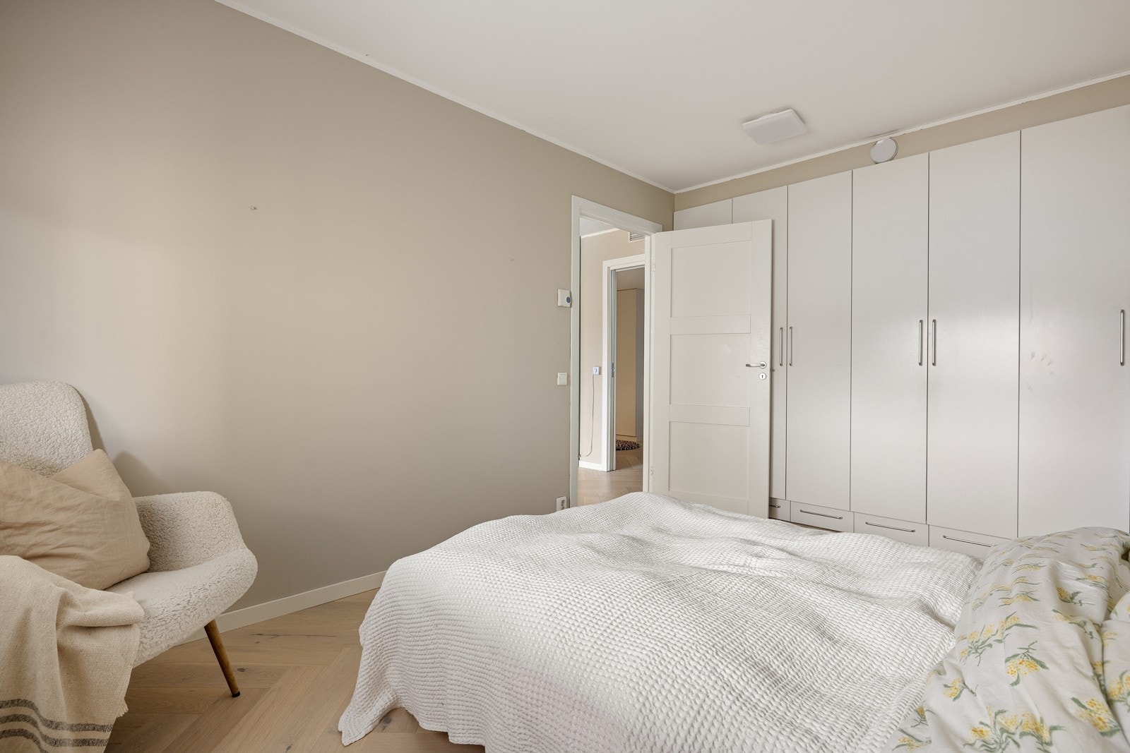 Her er det god plass til en stor seng med nattbord på hver side, samt godt med oppbevaringsplass i garderobeskap. Galleribilde