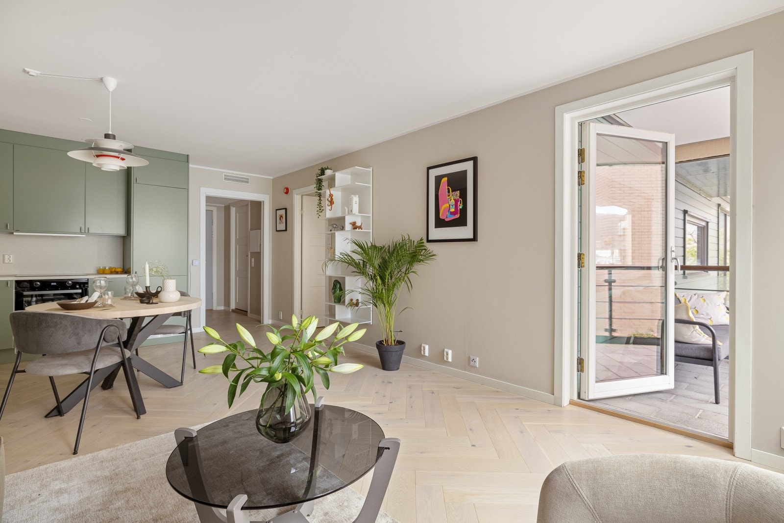 Stuen har god plass til å innrede med både sofagruppe og spisebord. Galleribilde