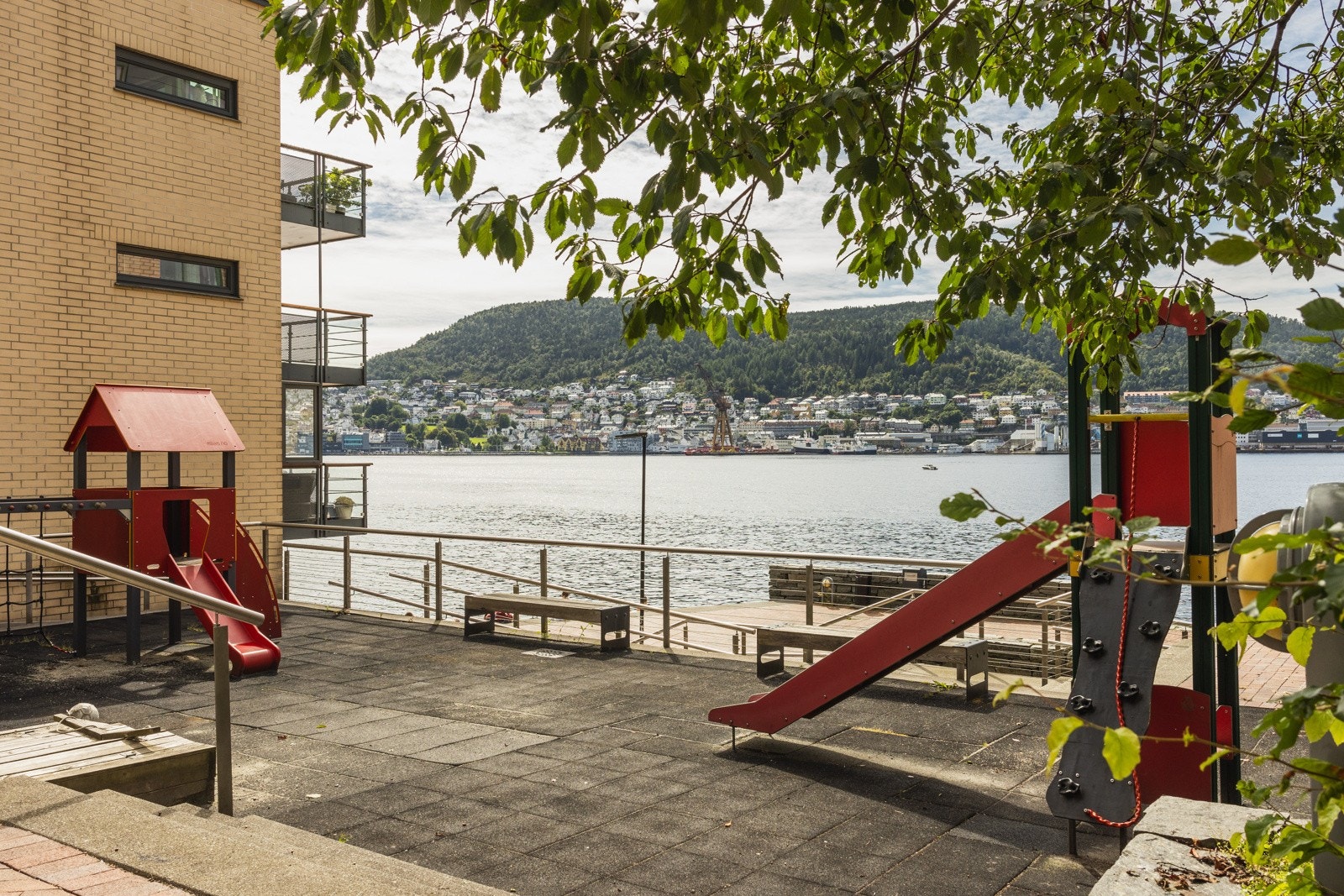 Borettslaget og området har flere lekeparker og sandkasser for de små. Galleribilde