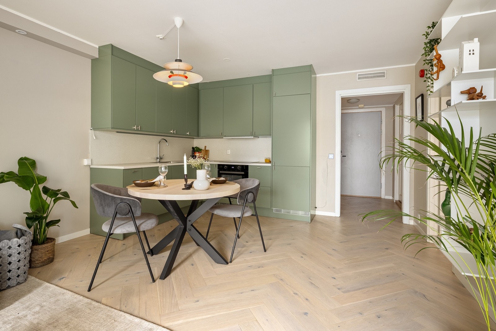 Kjøkkeninnredningen fra 2025 har slette fronter i en moderne fargetone med benkeplate i laminat med nedfelt vask av stål. Galleribilde