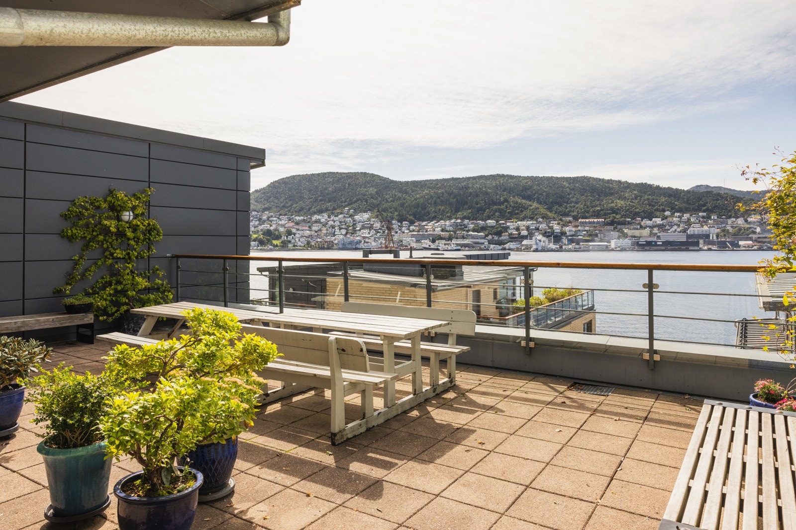 På takterrassen er det møblert med flere sittegrupper. Galleribilde