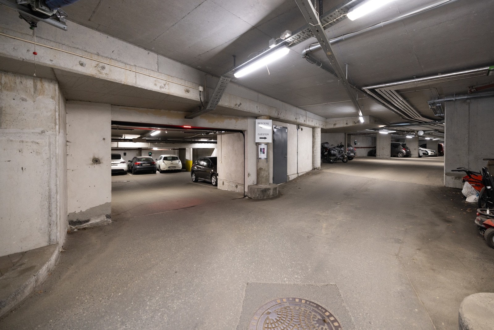 Det er også gjesteparkeing. Det er lademulighet i vanlig- og gjestegarasje. Galleribilde