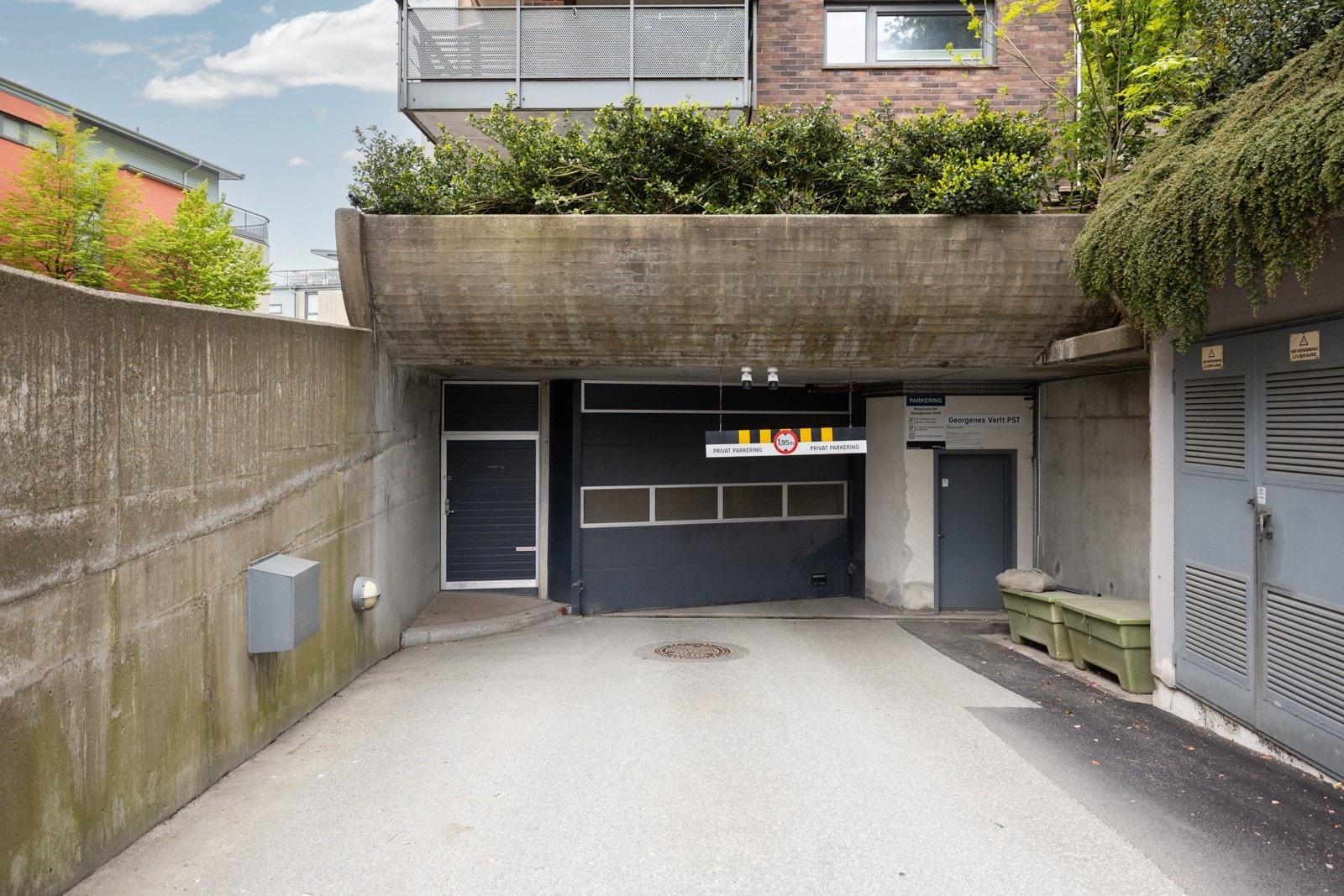 Borrettslaget har 112 parkeringsplasser som er tilgjengelig for beboerne, ingen har faste plasser. Galleribilde