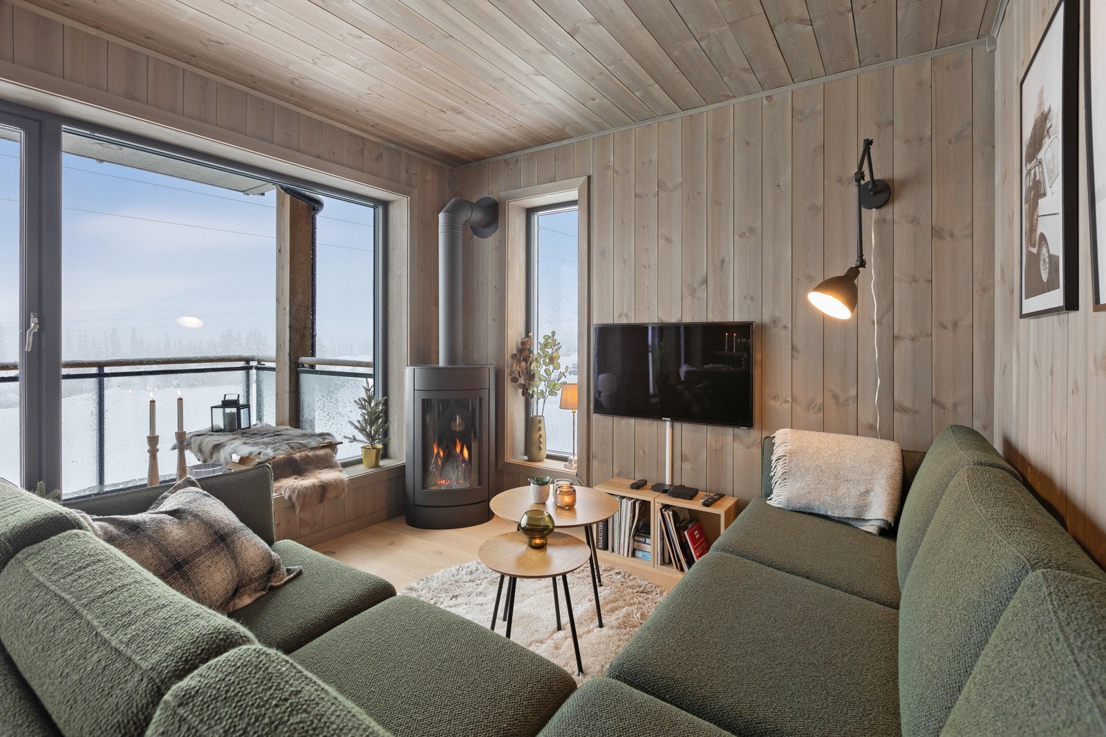 God plass til sofakrok og innredning. I stuen er det en flott gasspeis som gir en lun stemning og godt med varme. Galleribilde