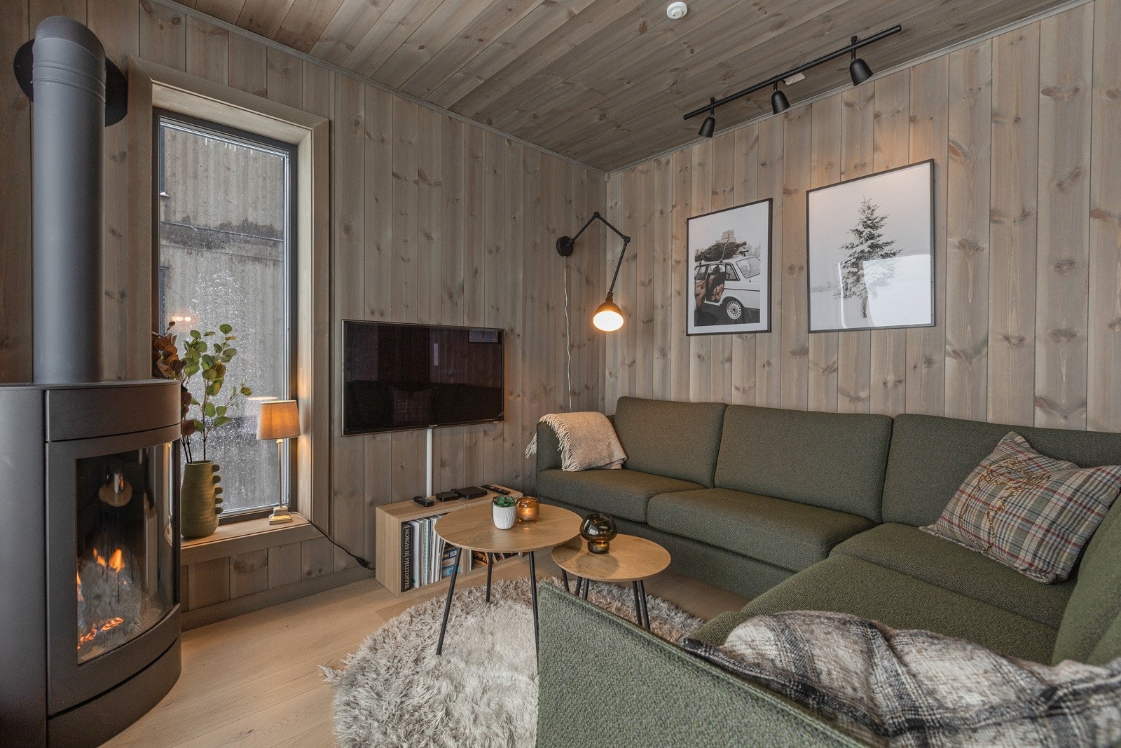 Koselig sofakrok - vindu også på endeveggen gir godt med lys og utsyn Galleribilde
