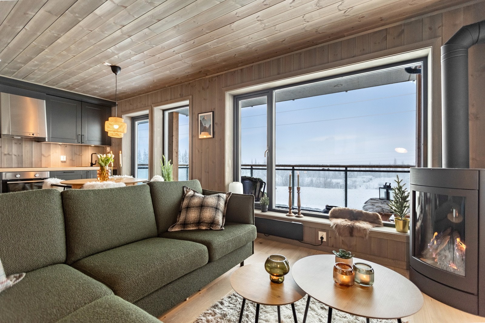 Fra stuen kan du nyte utsikten. Fra stuen er det også utgang til en overbygget veranda Galleribilde