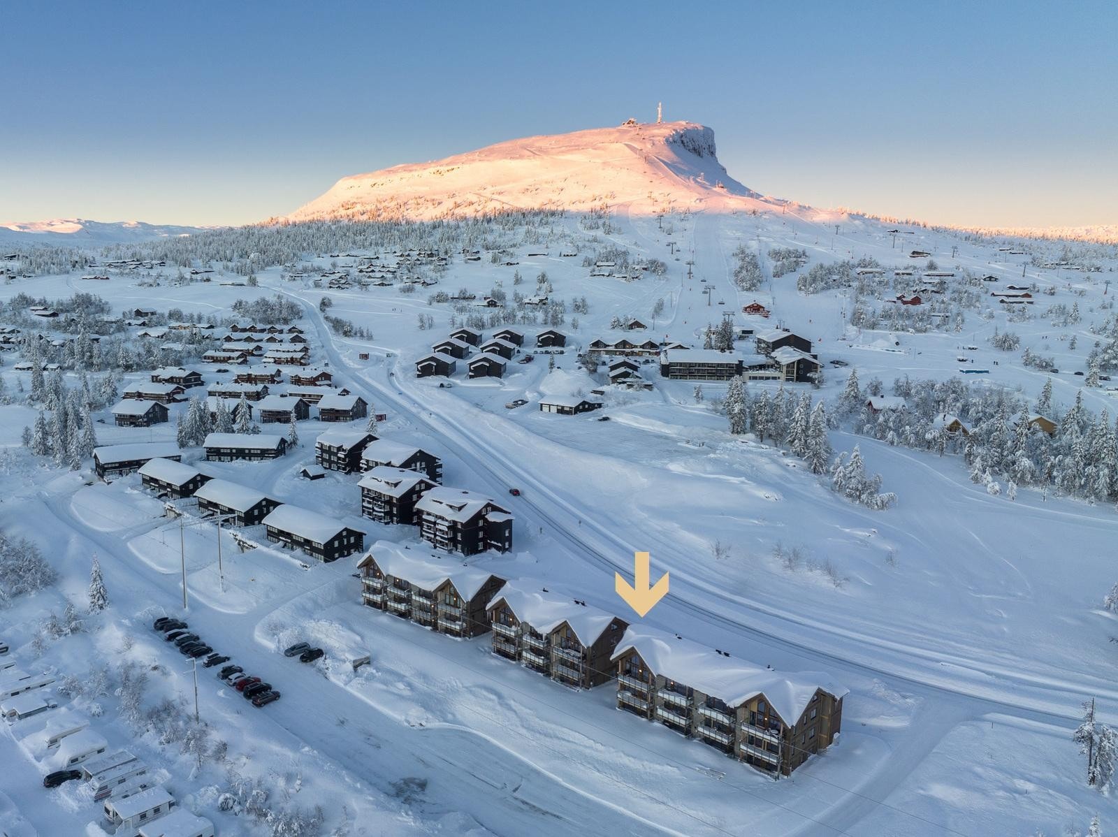 Velkommen til denne flotte hjørneleiligheten i 2.etasje på Ski-in Skeikampen! Galleribilde