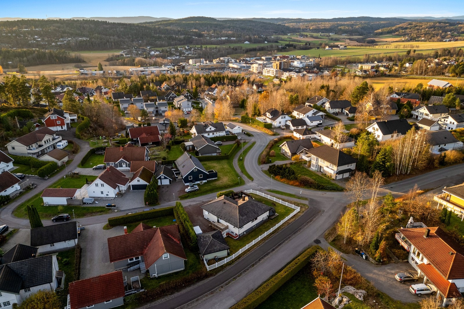 Her er alt lagt til rette for en god hverdag med beliggenhet i et familievennlig område på Revetalkollen, nært til skoler, barnehager, friluftsområder og Revetal sentrum. Galleribilde
