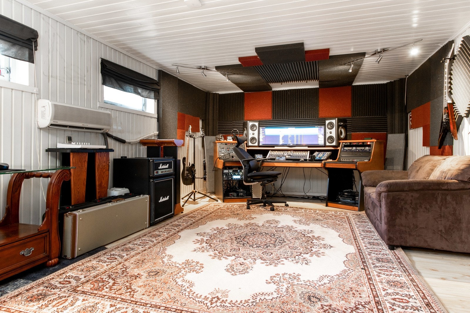 Eneboligen har en stor og trivelig kjellerstue med malt veggpanel, varmepumpe, spotter i himlingen og naturlig lys fra flere høytsittende vinduer. Kjellerstuen er ikke søkt bruksendret og ikke godkjent for varig opphold. Galleribilde