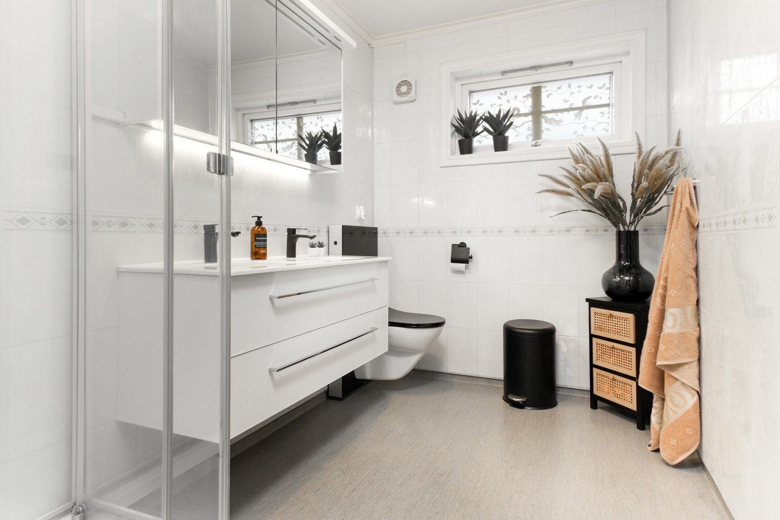 Badet ble pusset opp i 2014 og er et praktisk rom med vinylbelegg på gulv, baderomsplater på vegger, gulvvarme og elektrisk styrt vifte. Galleribilde