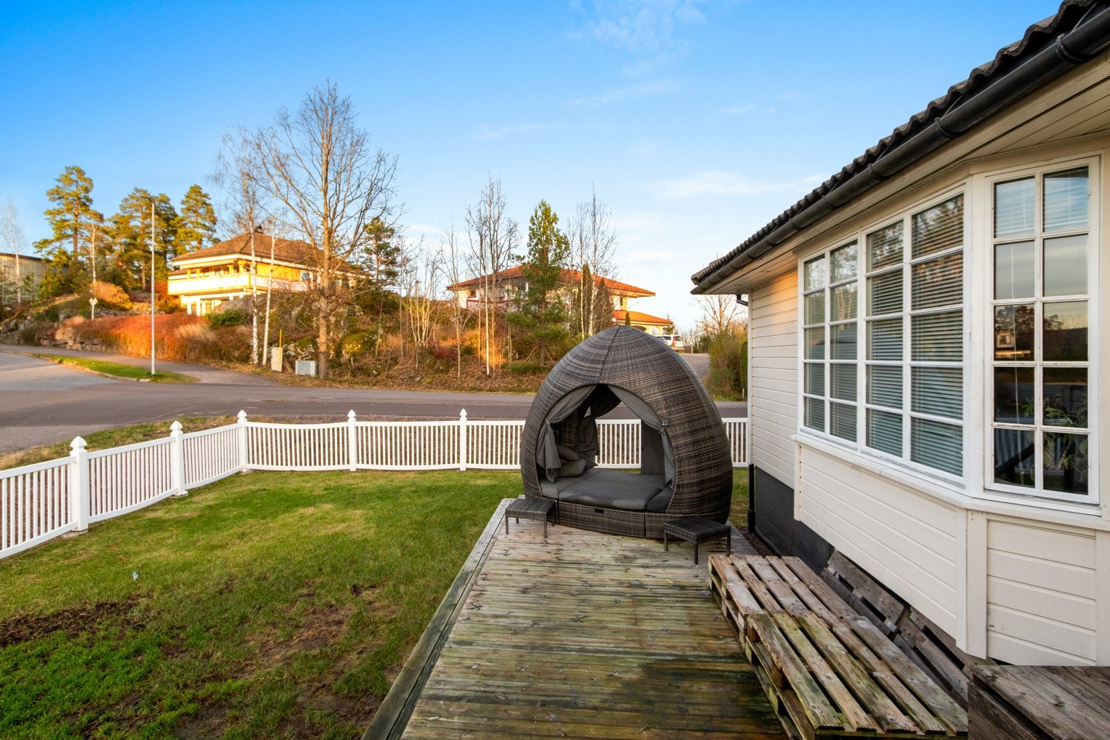 Den inngjerdede tomten har hage, samt gruset innkjørsel og gårdsplass. Galleribilde