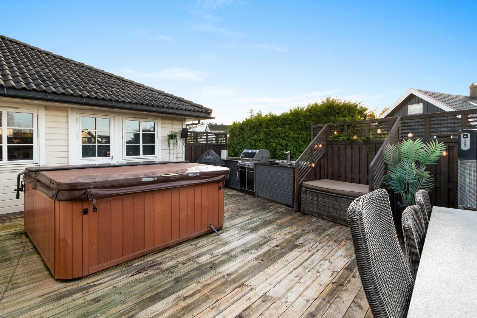 Fra spisestuen og hovedsoverommet er det utgang til en stor, godt skjermet terrasse som ble utvidet i 2012. Galleribilde