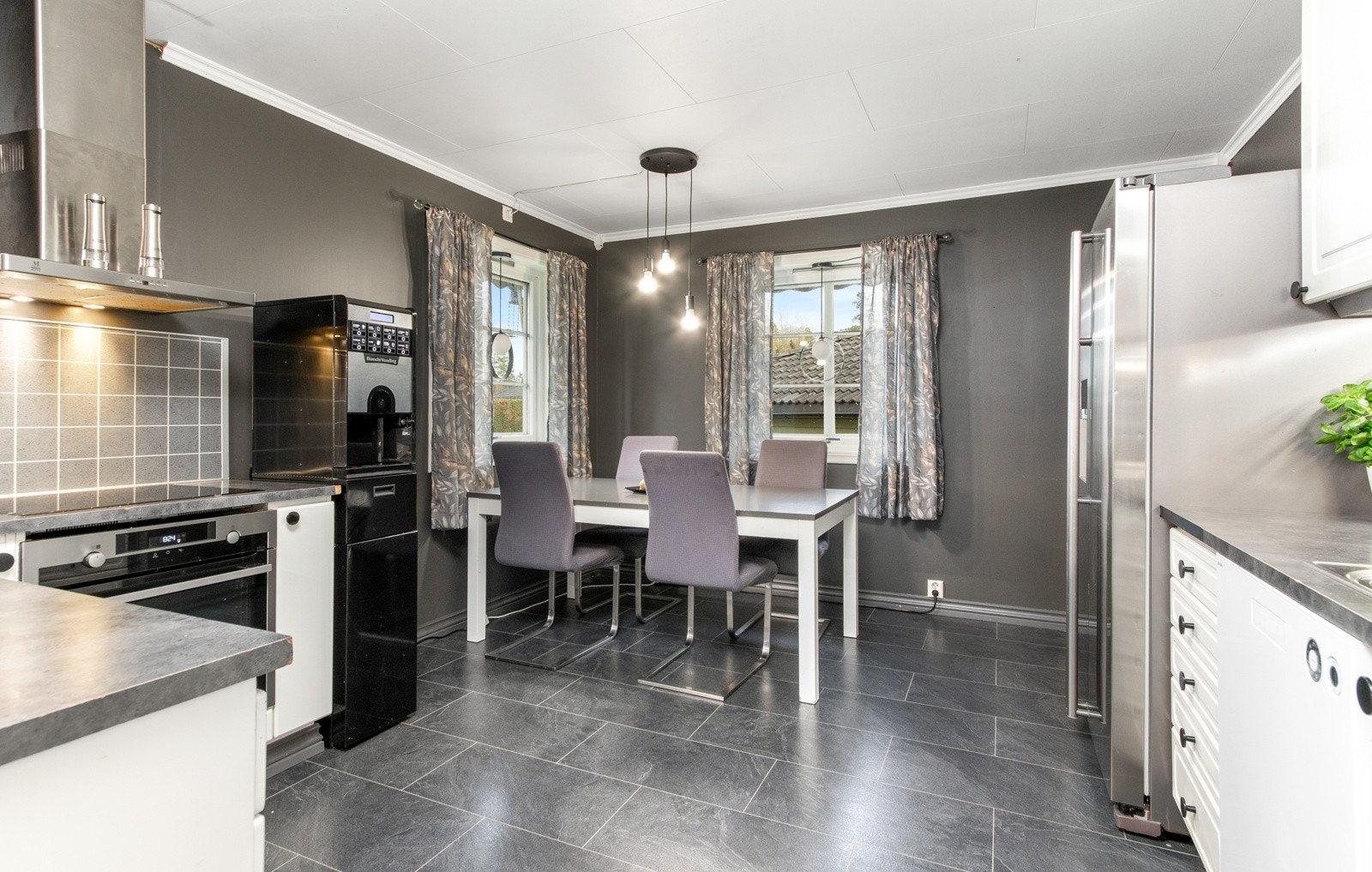 Kjøkkenet ligger i eget rom med original innredning som har fått flere oppgraderinger. Galleribilde