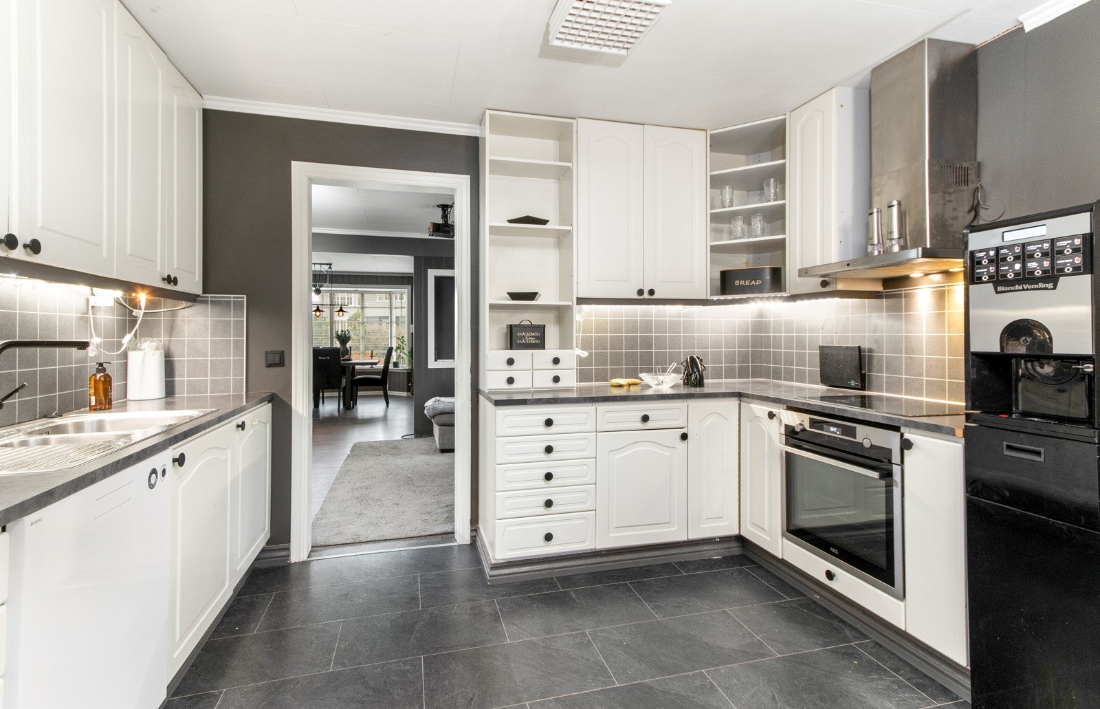 tillegg til god skapplass har kjøkkenet opplegg for oppvaskmaskin, integrert induksjonstopp fra 2014 og integrert stekeovn fra 2018. Ventilatoren har avtrekk ut. Galleribilde