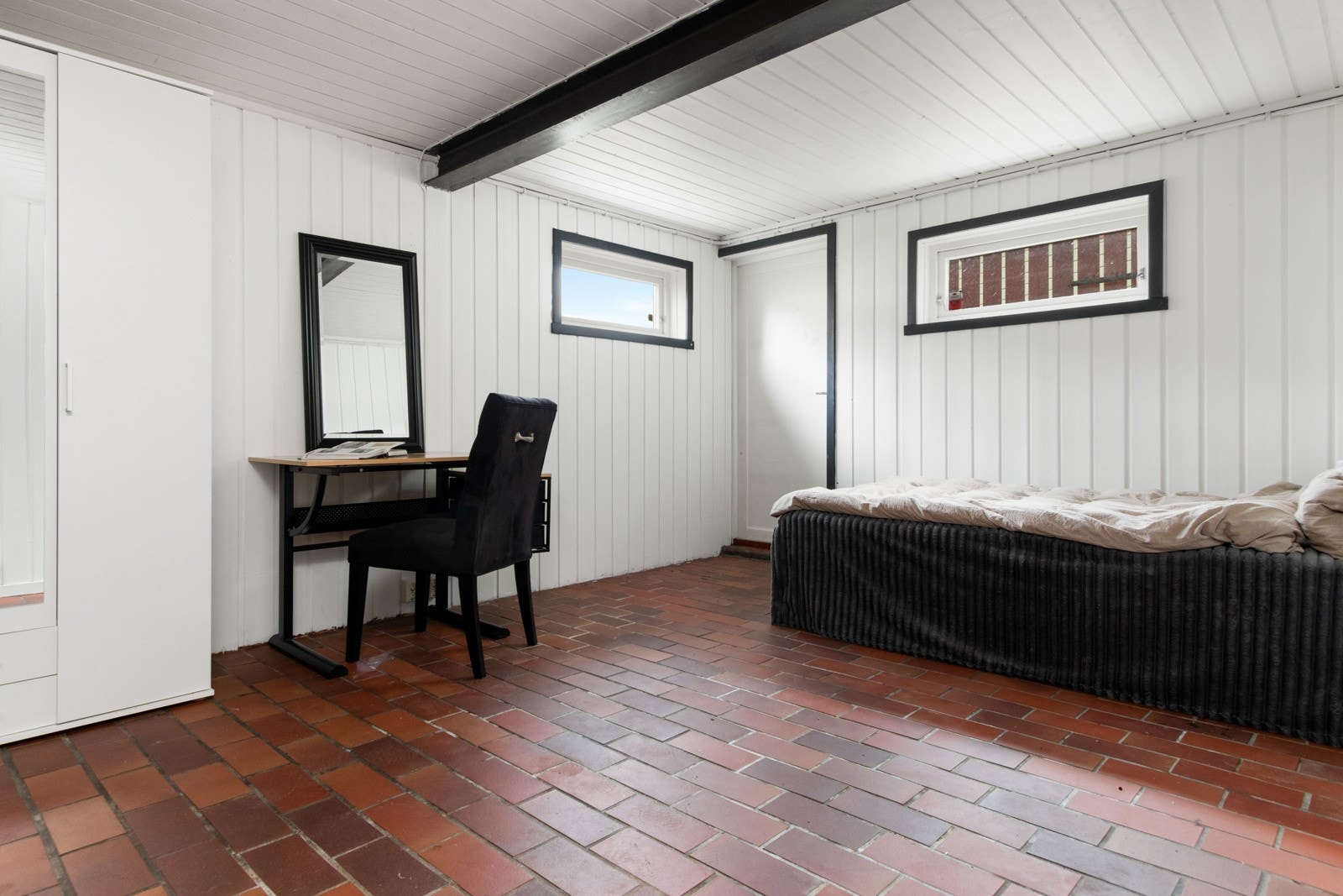 Boligen har to innredede rom i kjelleretasjen som er benyttet som soverom. Disse er ikke søkt bruksendret og ikke godkjent for varig opphold. Galleribilde