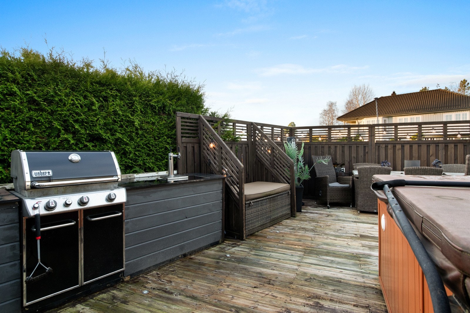 Her er det både utebelysning og utstrøm, og det er egen sikring for jacuzzi. Galleribilde