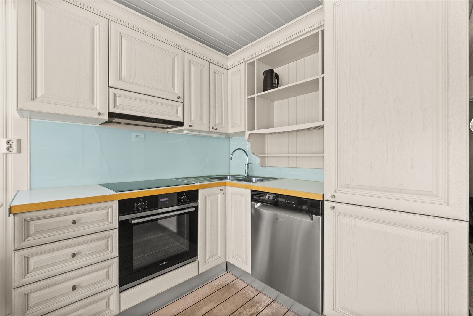 Det er godt med oppbevaringsplass i skuffer og skap. Galleribilde