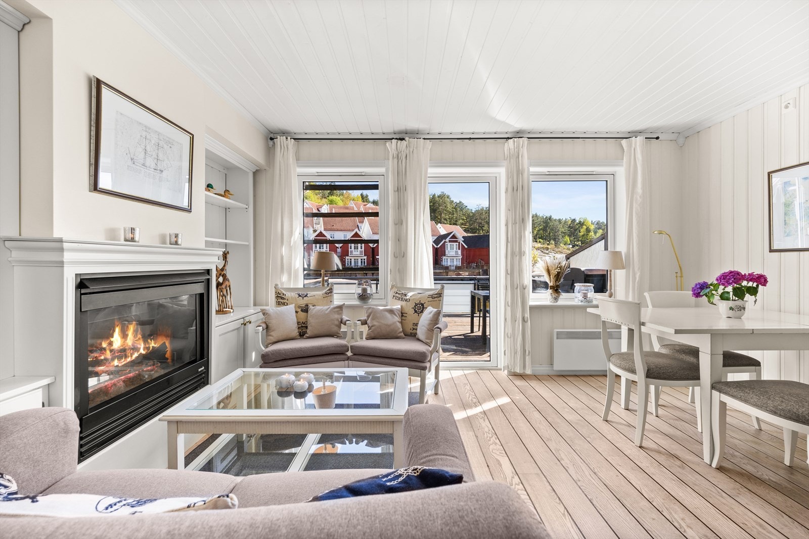 Store vindusflater slipper inn rikelig med naturlig lys og gir rommet en luftig og behagelig atmosfære. Galleribilde