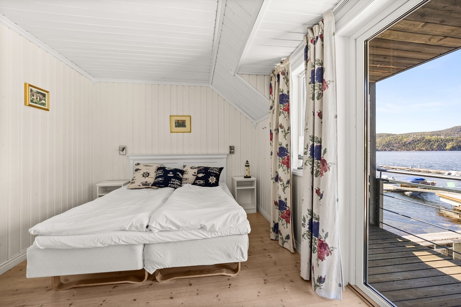 Hovedsoverommet ligger i 2. etasje og har plass til dobbeltseng, nattbord og skrivepult, i tillegg til garderobeskap. Galleribilde