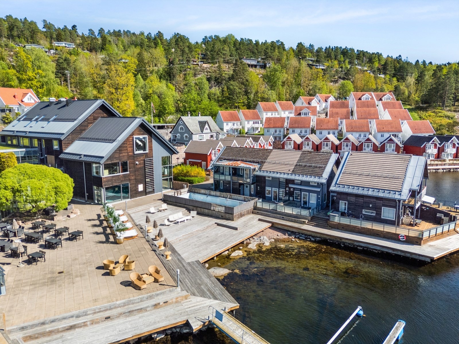 Idyllisk feriested ved Drammensfjorden med egen sandstrand, marina, spa, basseng og treningsfasiliteter. Galleribilde
