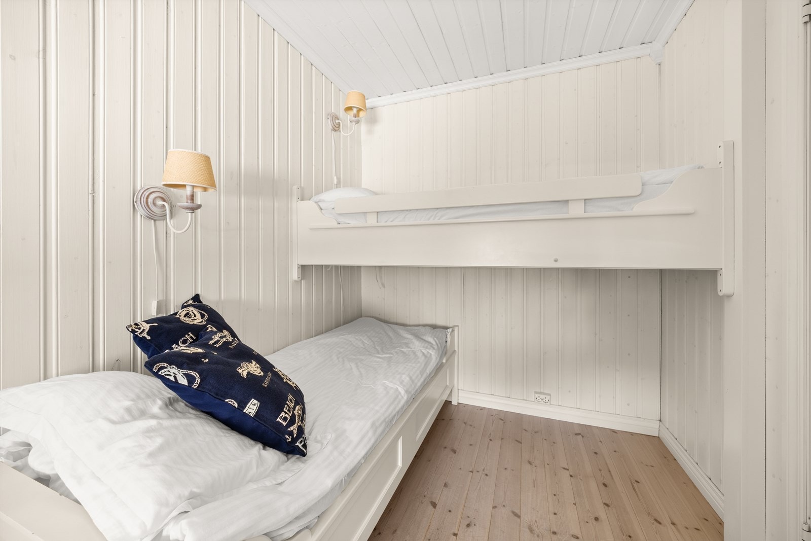 Sjøboden inneholder tre romslige soverom med fleksible bruksområder. Galleribilde