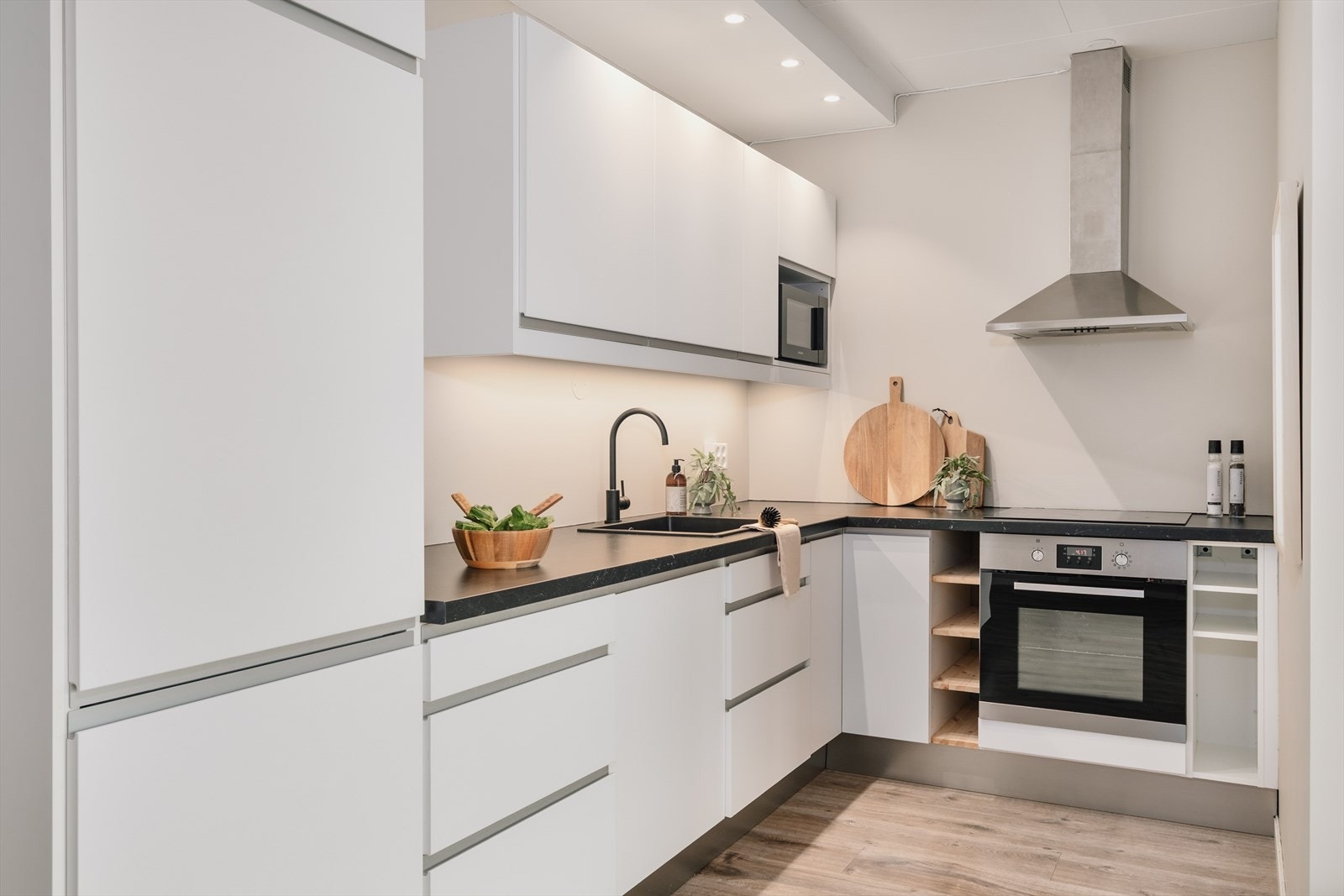 Stilrent og delikat kjøkken med oppgradert innredning av slette fronter, ny laminat benkeplate, og ny vask og blandebatteri. Galleribilde