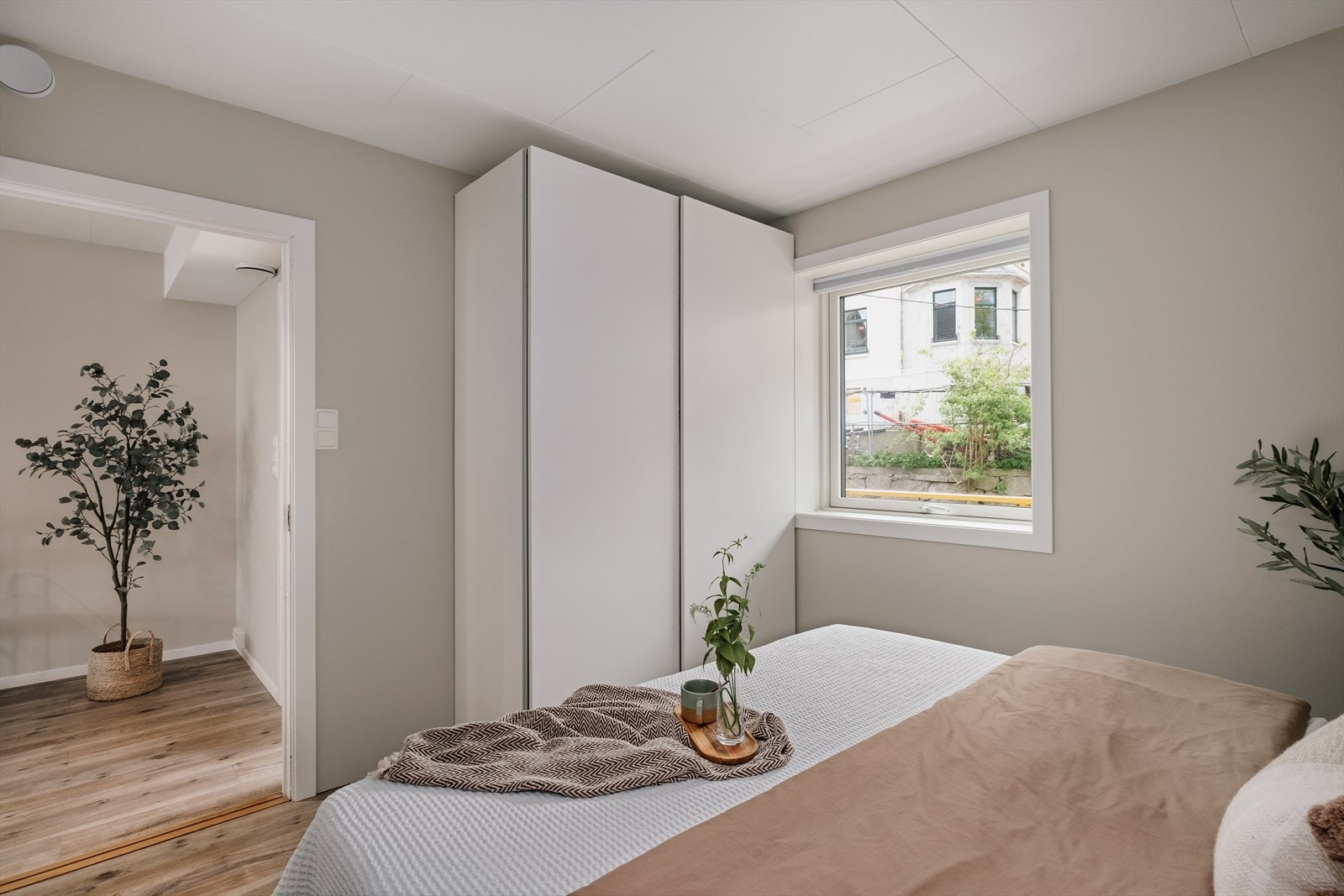 Leiligheten har to soverom av god størrelse, praktisk plassert i hver sin ende av boligen. Galleribilde