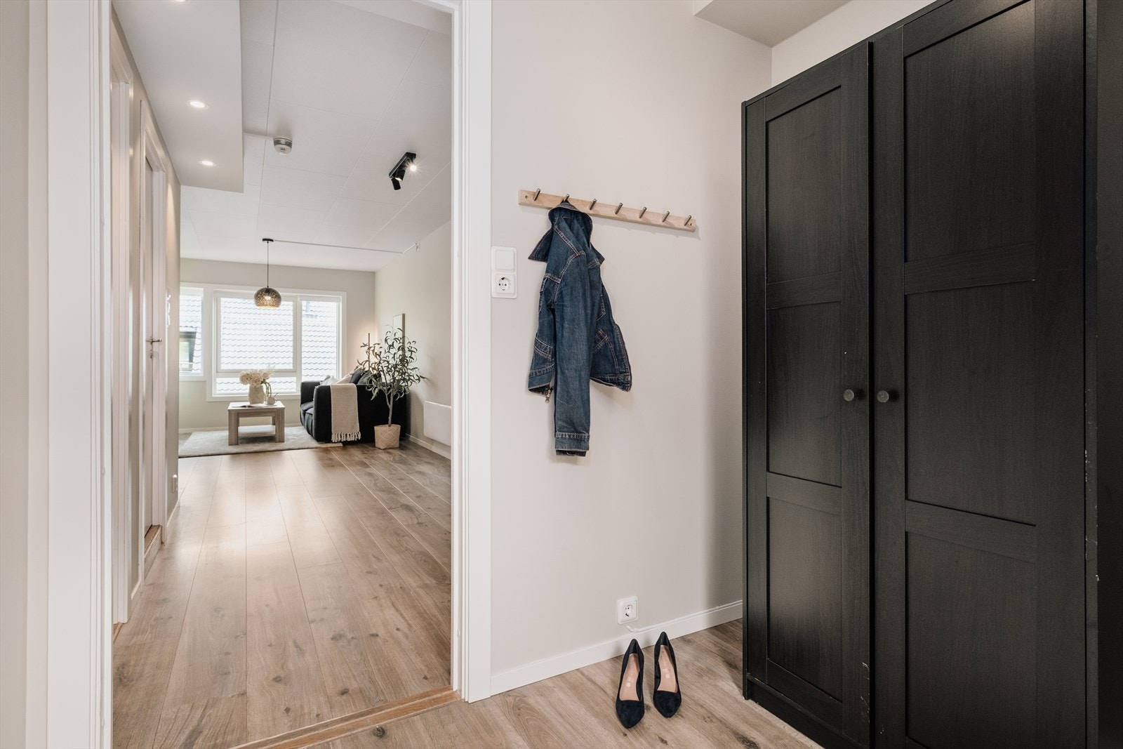 Romslig entré med mange muligheter for oppbevaring av yttertøy og sko. Galleribilde