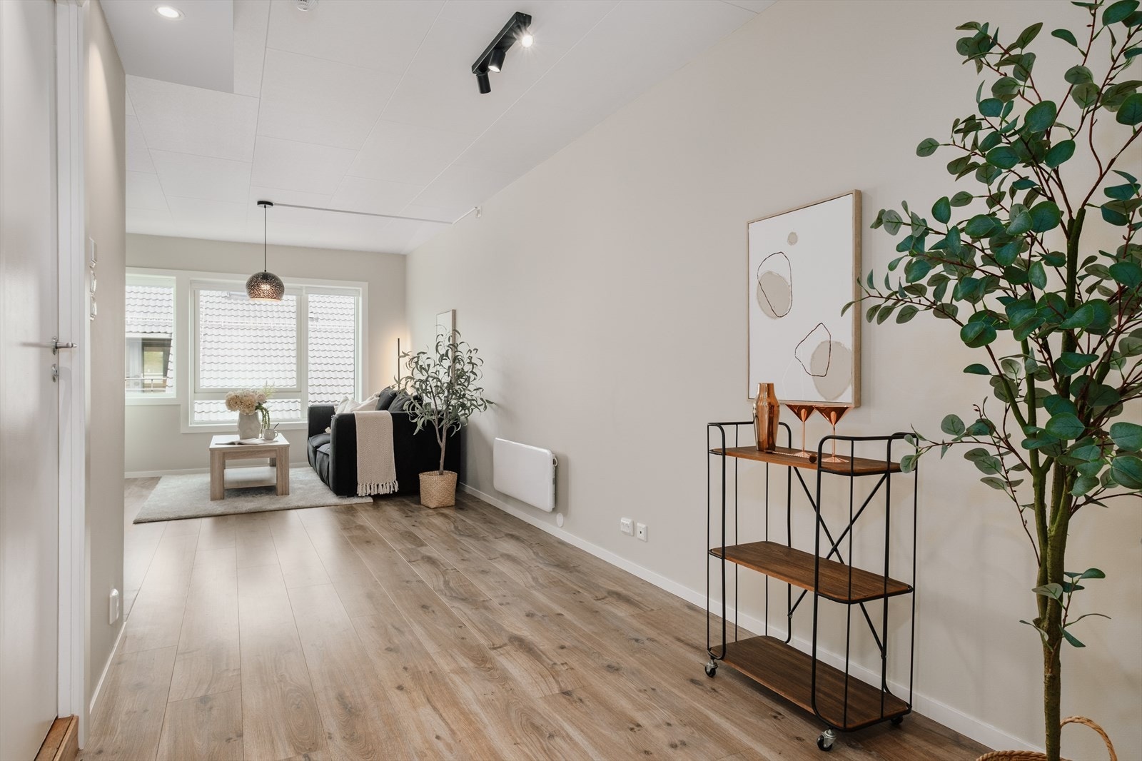 Overflatene er pusset i nyere tid, samt malt i moderne og varme fargetoner som komplimenterer lysinnslippet. Galleribilde