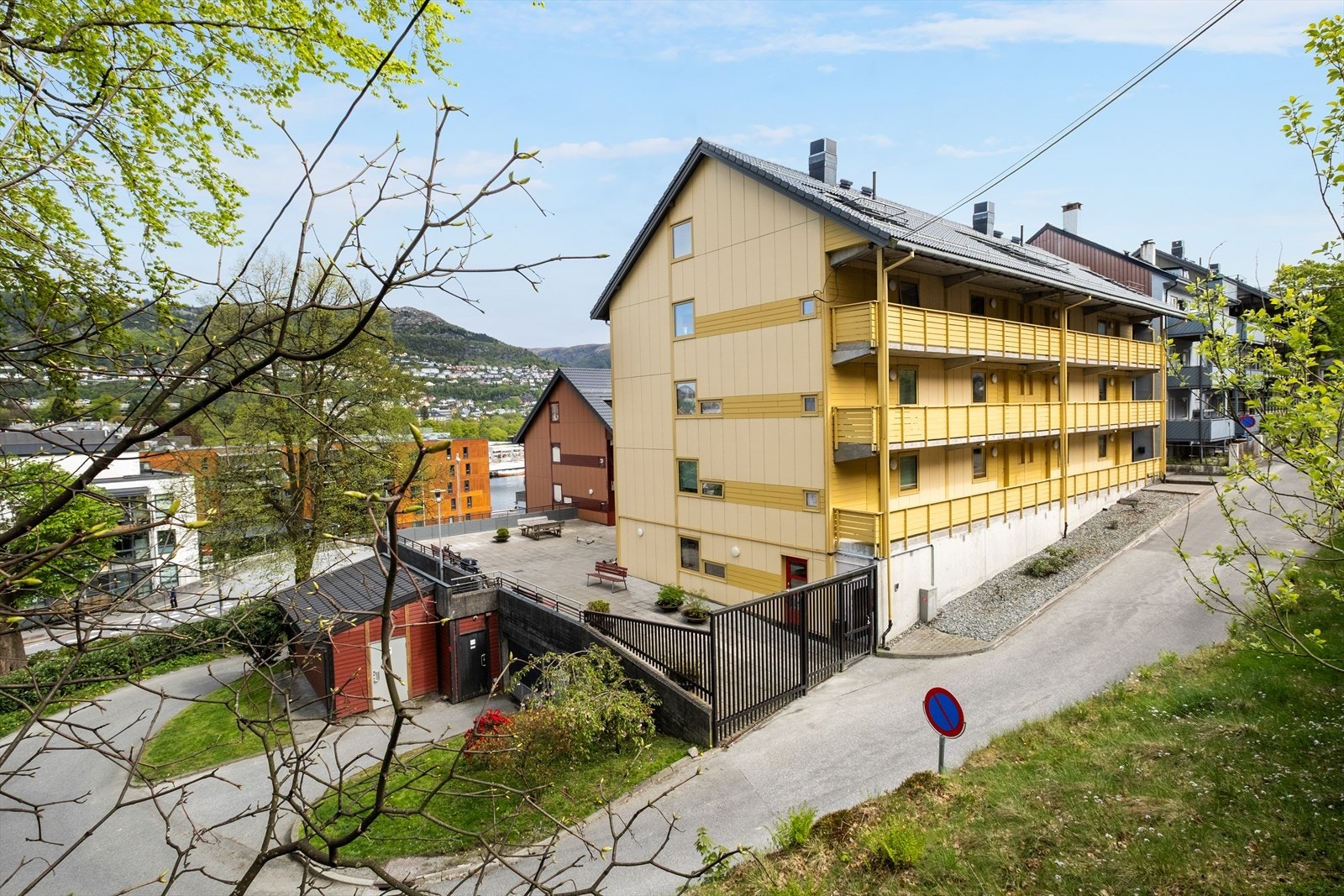 Boligen har en høy og fri beliggenhet i fjellsiden av Løvstakken. Galleribilde