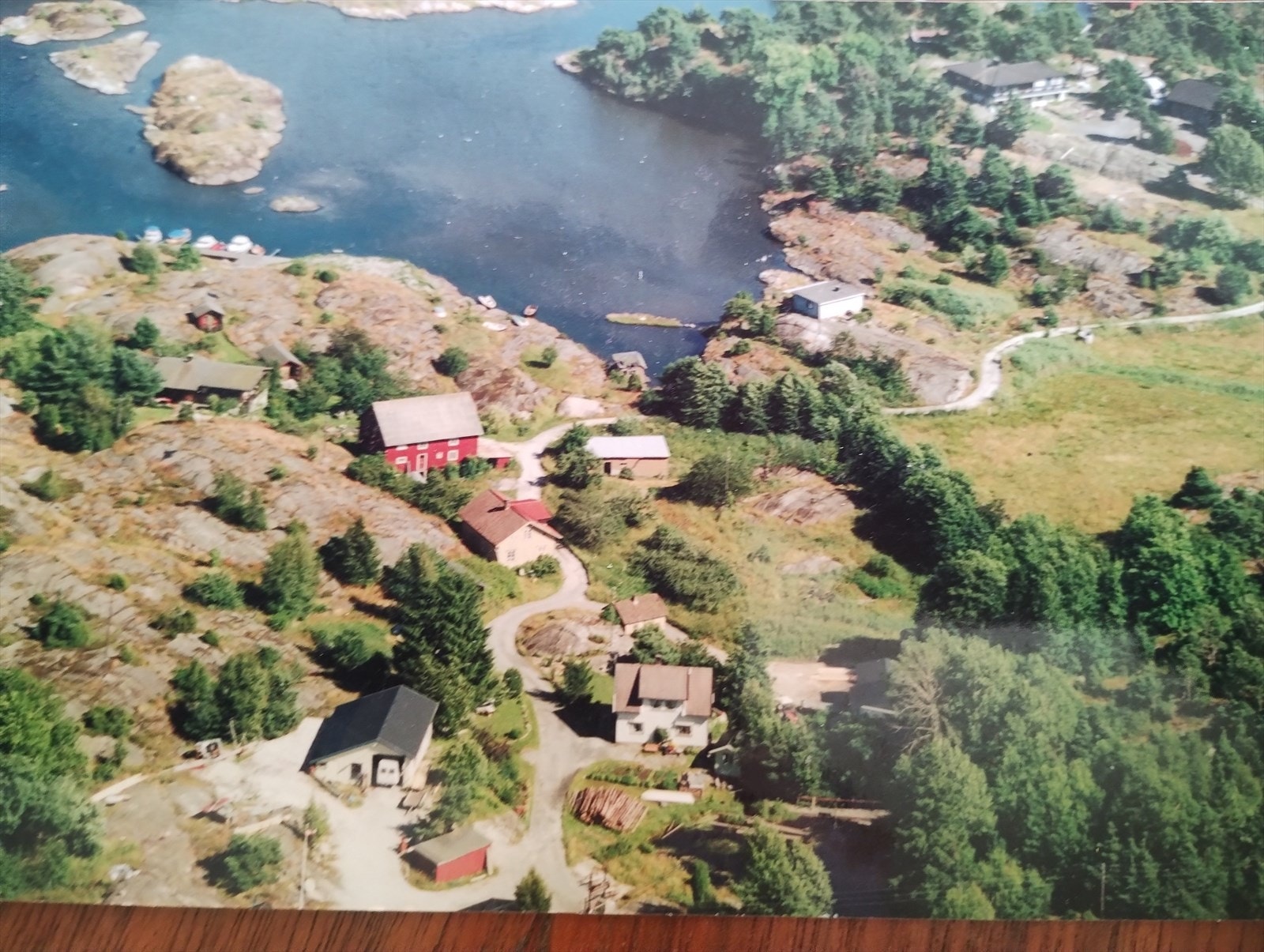 Bildet tatt tidlig på 80-tallet. Båthuset i sydøstre hjørne av tomt ble revet for 15.år siden. bolter og bunnsviller står igjen med hensikten å gjenoppføre. Galleribilde