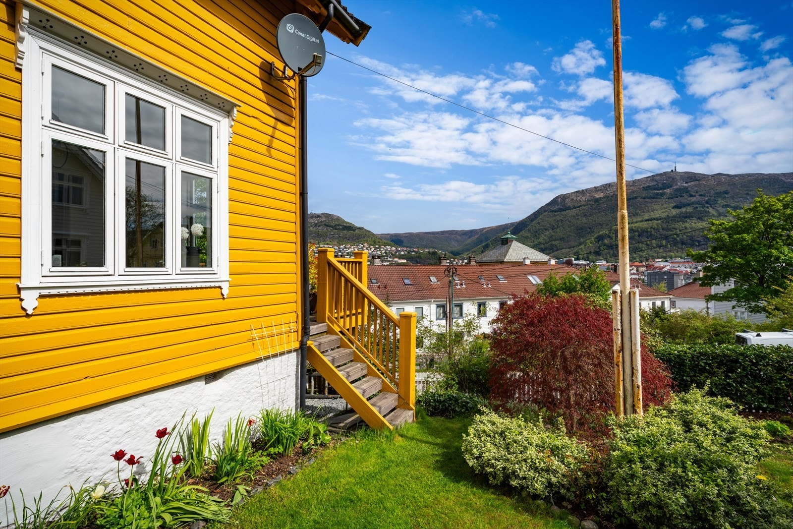 - Merk at du har 2 ideelt plasserte uteplasser som bidrar til at du kan nyte sommersolen omtrent hele dagen - Galleribilde